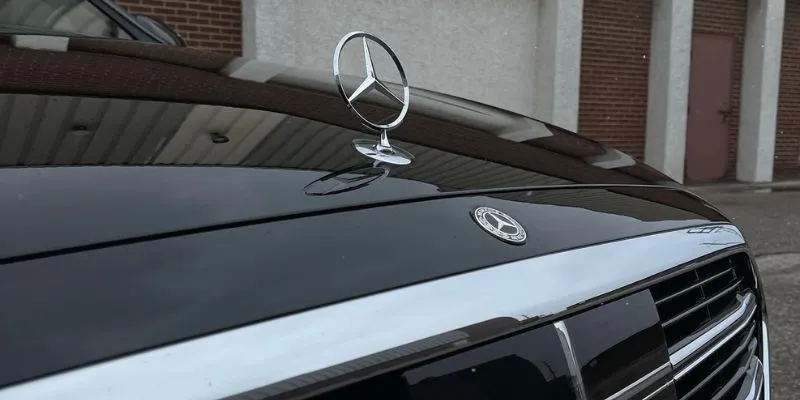 Close up of Mercedes-Benz hood ornament emblem on a luxury executive sedan